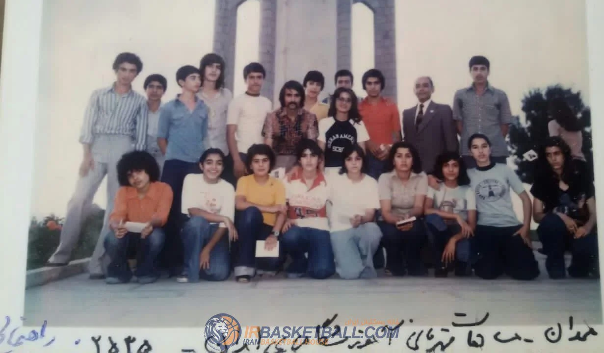 عکسی از سرمربی تیم ملی بسکتبال در دوره راهنمایی