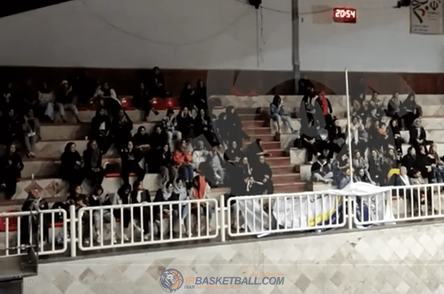 فریاد تماشاگران بسکتبال در سالن/ خانم‌ها برای آقایان چه جوابی داشتند؟