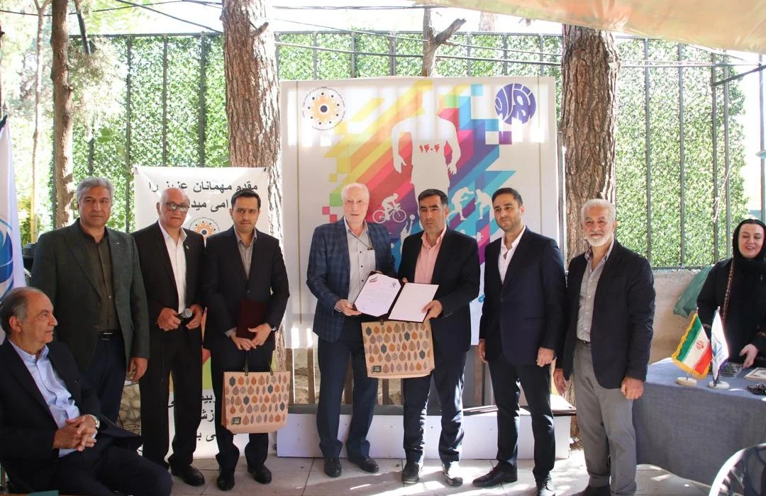 لوح تقدیر مدیر عامل کیمیا تدبیر به مدیر کل ورزش و جوانان اهدا شد