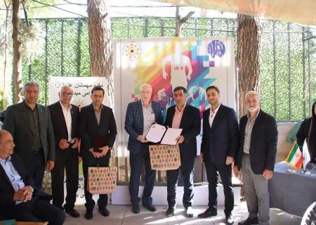 لوح تقدیر مدیر عامل کیمیا تدبیر به مدیر کل ورزش و جوانان اهدا شد